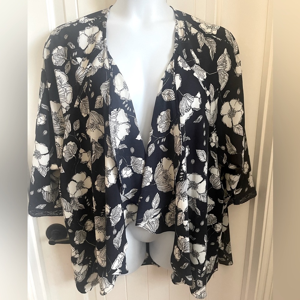 NWT Cameo Appearance Navy Floral Kimono with crochet edged sleeves, Size 4X